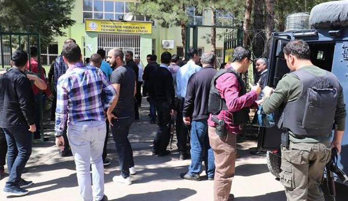 Dehşet anları: Başına ateş etti yaralı halde sınıfları gezdi