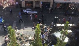 Bir araç kalabalığa daldı: ölü ve yaralılar var!