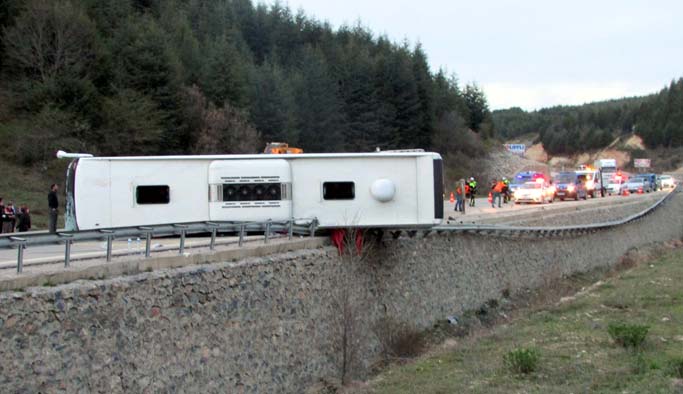 Sinanpaşa'da Yolcu otobüsü devrildi: 1 ölü, 20 yaralı