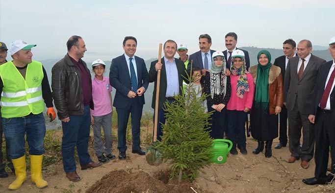 Mülteci çocuklar Trabzon'da fidan dikti