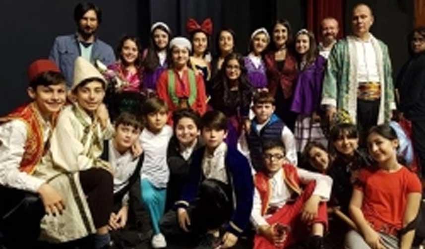 Trabzon'da öğretmen ve öğrenciler sahne aldı