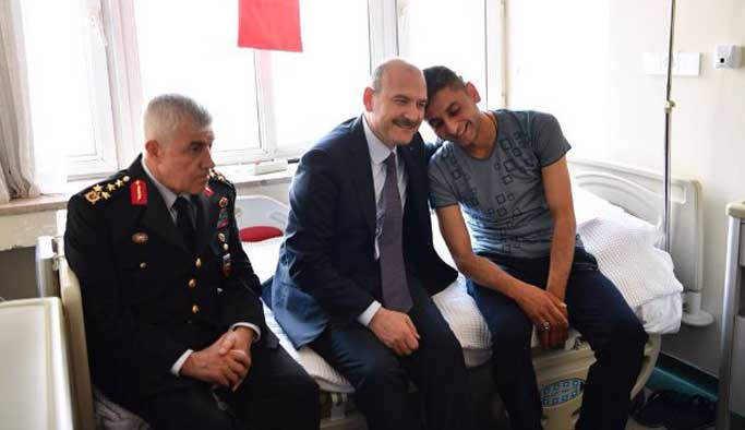Bakan Soylu'dan tedavi gören askerlere ziyaret