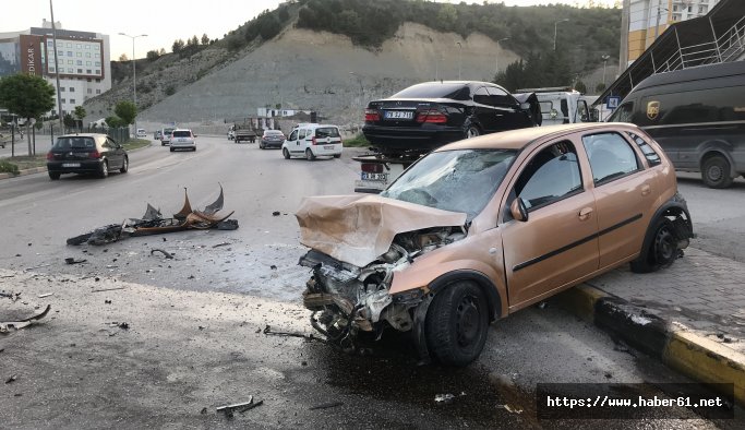 Kontrolden çıkan otomobil üç araca çarptı: 3 yaralı 