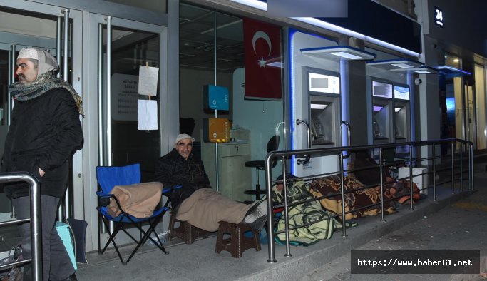 TOKİ konutları için geceyi banka önünde geçirdiler