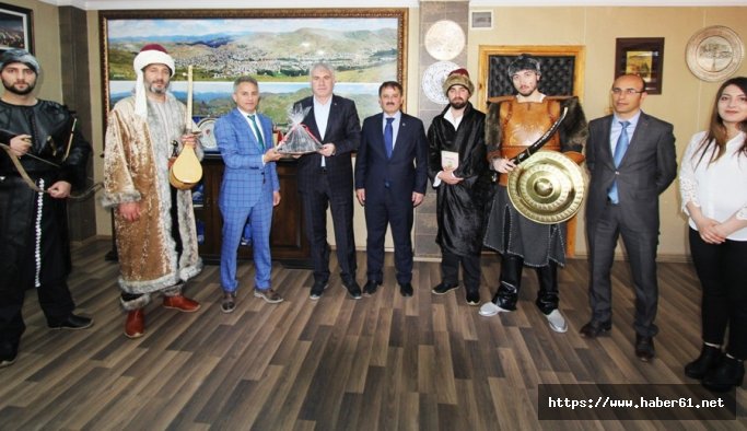 Dede Korkut kıyafetiyle Başkan Memiş’e ziyaret 