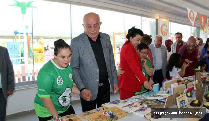 Down sendromlu çocuklar yararına resim sergisi ve kermes 