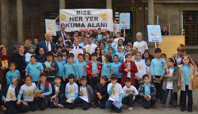 Trabzon'da Kaymakamlığın merdivenlerinde kitap okudular