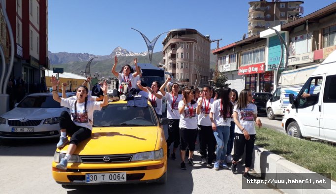 Hakkarigücü Kadın Futbol Takımının 1'inci Lig sevinci