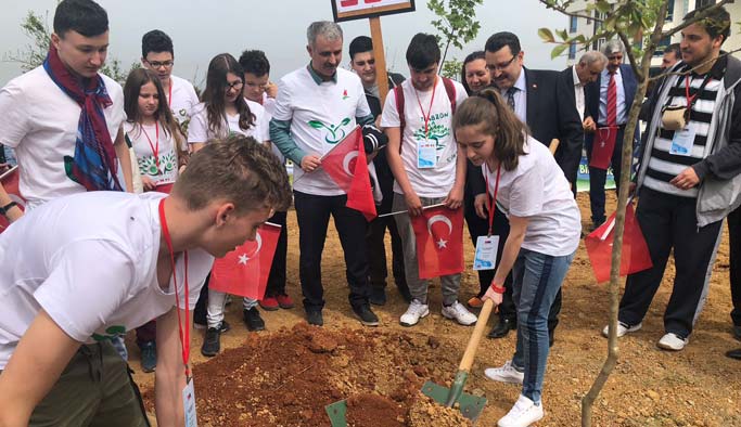 Romanya ve Polanya'dan Trabzon'a gelen öğrenciler fidan dikti