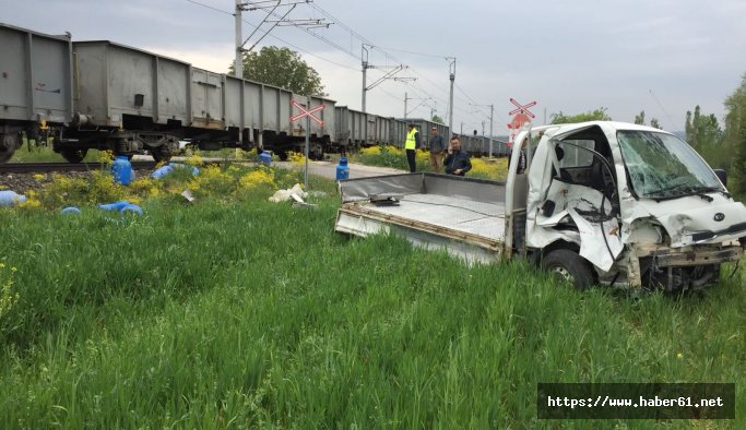 Tavşanlı'da yük treni ile kamyonet çarpıştı: 1 yaralı 