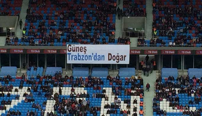 Trabzonspor taraftarından Şenol Güneş'e pankartlı destek
