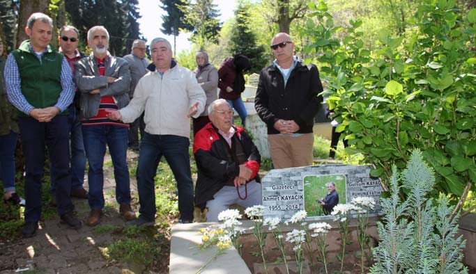 Gazeteci Ahmet Kayacık mezarı başında anıldı