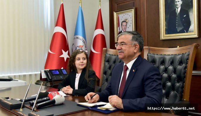 Bakan Yılmaz koltuğunu ilkokul öğrencisi Gizem'e bıraktı
