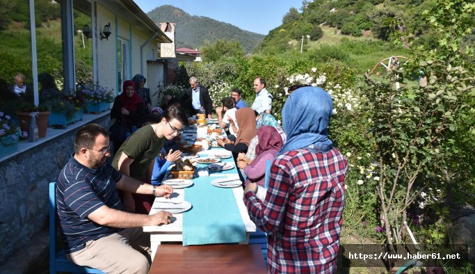 İlginç olay... İş arkadaşları tayini çıkan adam için kurban kesti