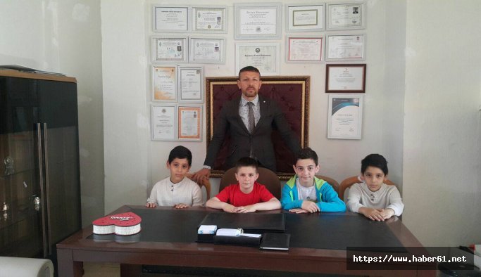 Trabzon'da muhtardan çocuklara 23 Nisan jesti... Koltuğunu devretti