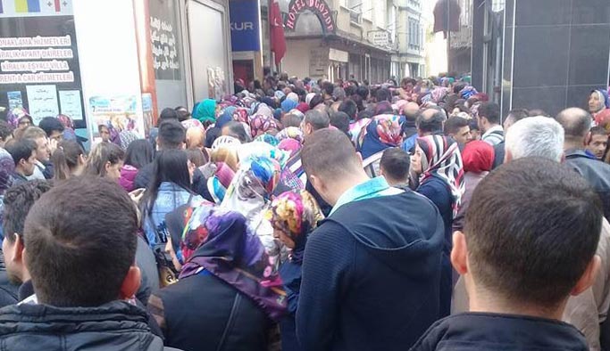 Trabzon'da İŞKUR önünde izdiham