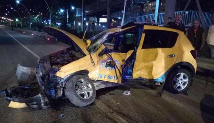 Kamyonetle otomobil çarpıştı: 4 yaralı