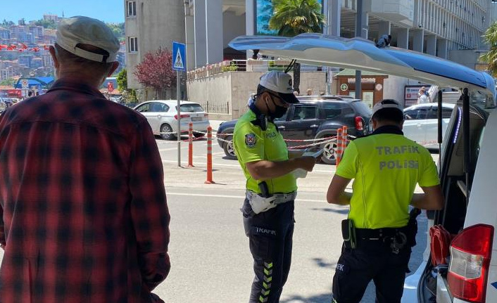 Dakikalarca polise dil döktü, hem kendisi hem de eşi böyle ceza yedi