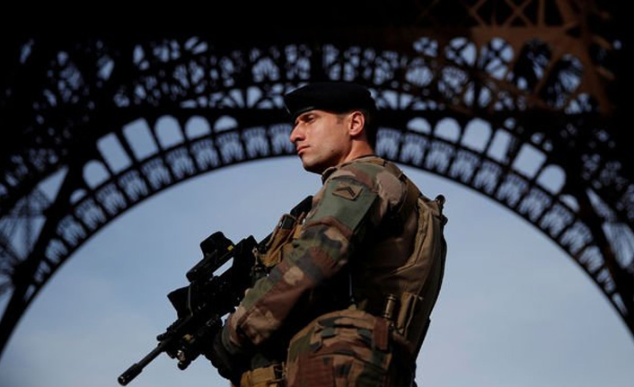 Fransa zorunlu askerliğe geçiyor!