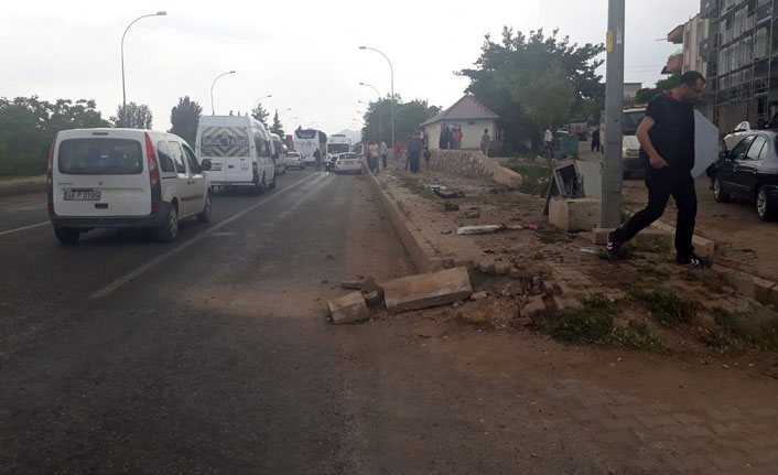 Otomobil aydınlatma direğine çarptı: 4 yaralı