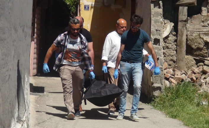 40 yıllık eşini çekiçle katletti