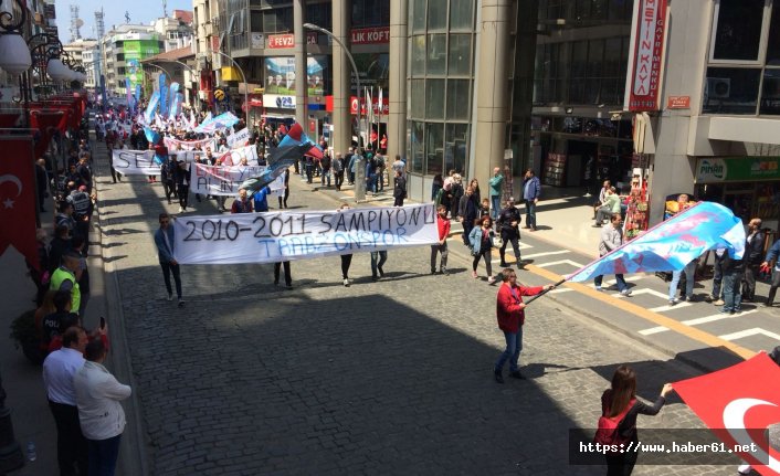 Trabzon'da 1 Mayıs etkinliğinde dikkat çeken kare