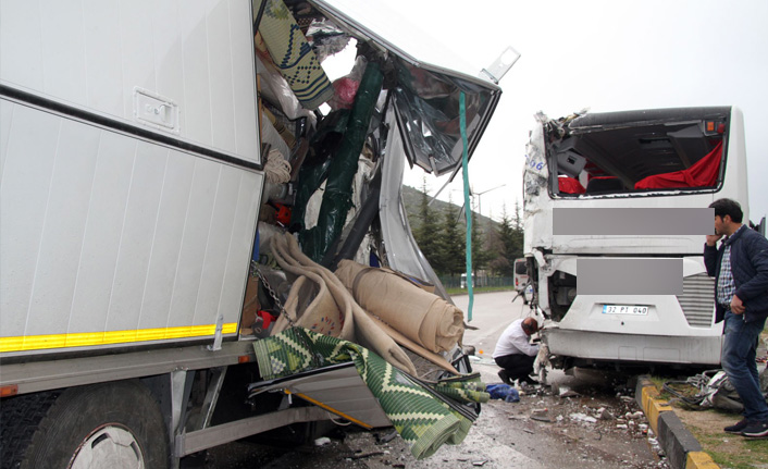 Kamyon yolcu otobüsüne çarptı: 7 yaralı