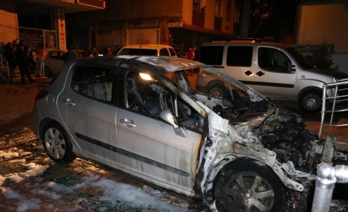 Boşandığı eşinin otomobilini benzin döküp yaktı