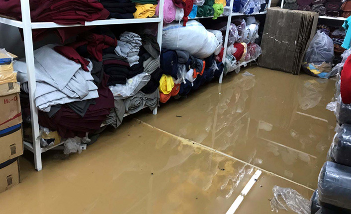 Mardin'de sağanak; ev ve iş yerlerini su bastı