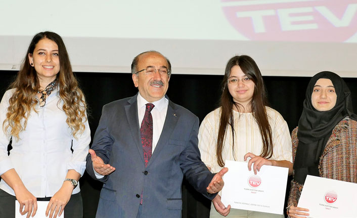 TEV üstün başarılı öğrencileri ödüllendirdi