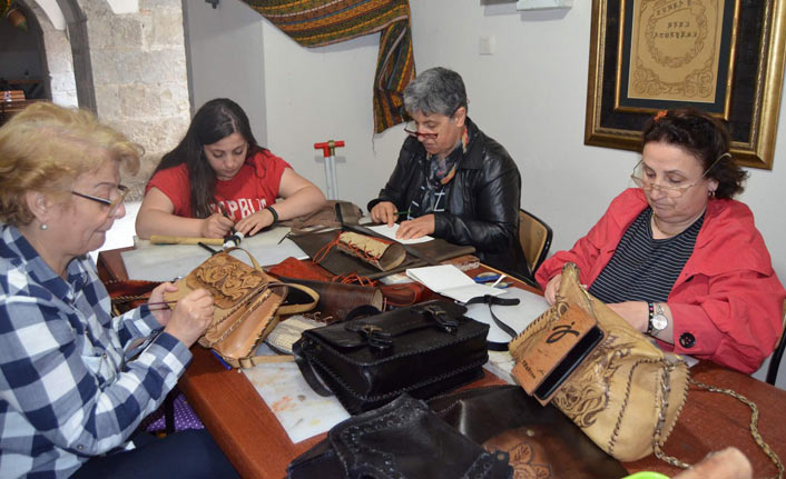 Ham deriyi döverek motifle süsleyip sanata dönüştürüyorlar 