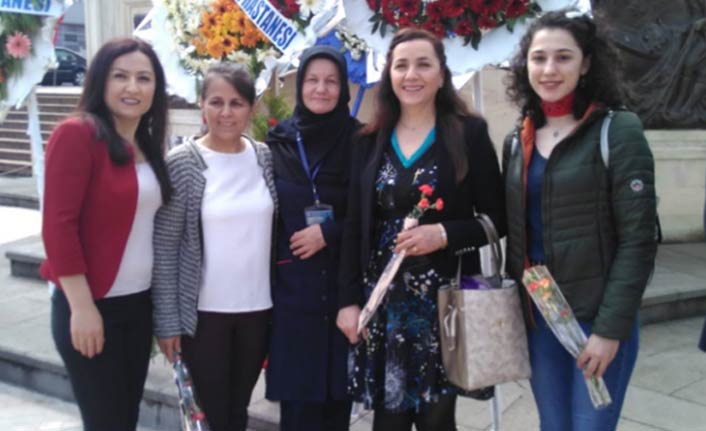 Trabzon'da hemşirelerden Atatürk Anıtına çelenk