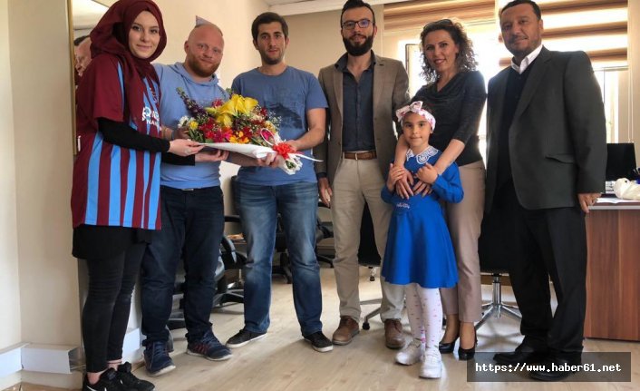 Çocuklar için el ele verdiler