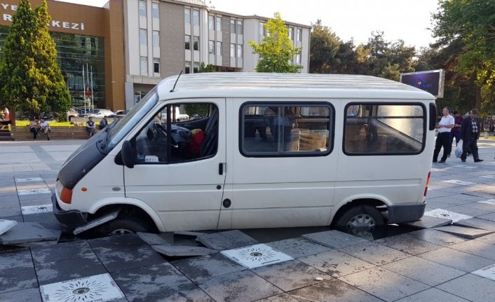 Minibüs kuru havuza düştü