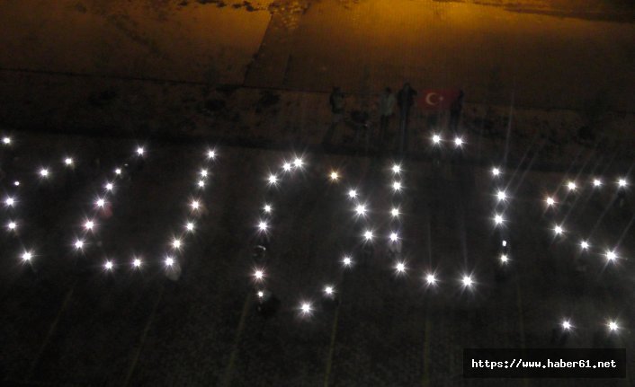 Işıklarla Kudüs yazısı yazarak İsrail'i protesto ettiler 
