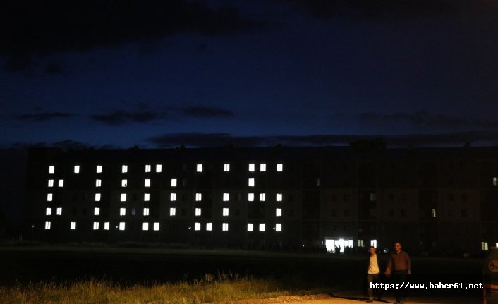 Öğrenciler, yurt binalarının ışıklarıyla “Kudüs” yazdı 