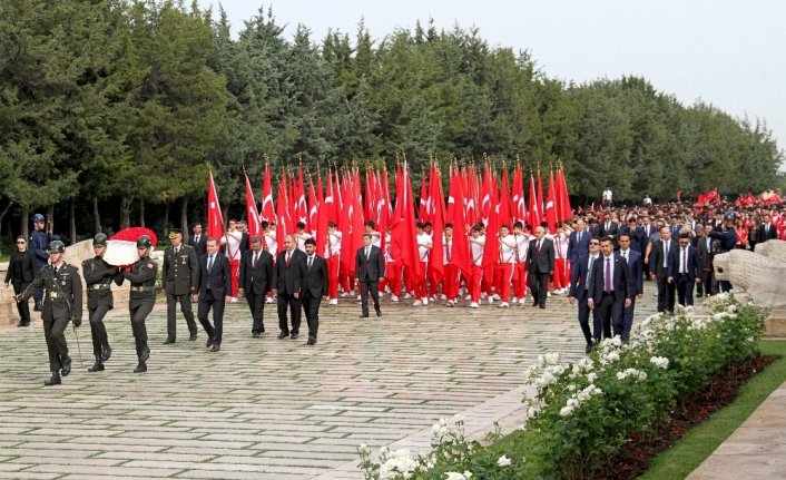 Bakan Bak, gençlerle birlikte Anıtkabir’de
