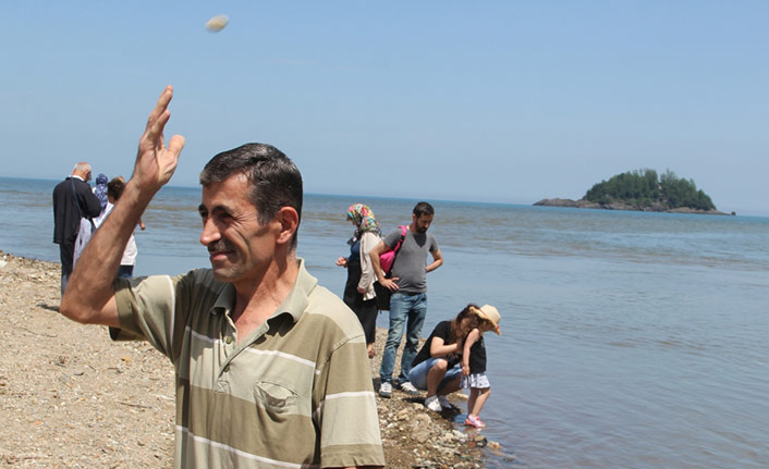 Giresunlular, denize taş atarak geleneklerini yaşatıyor