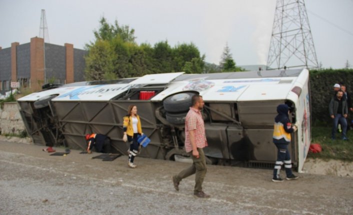 Yolcu otobüsü devrildi: 1 ölü, 16 yaralı