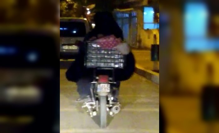 Meyve kasasında bebek taşıdılar