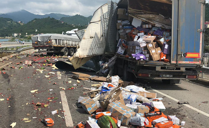Karpuz yüklü tır kargo tırına çarptı: 1 yaralı 
