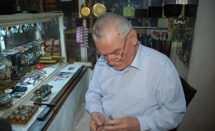 68 yıldır saat tamir ediyor