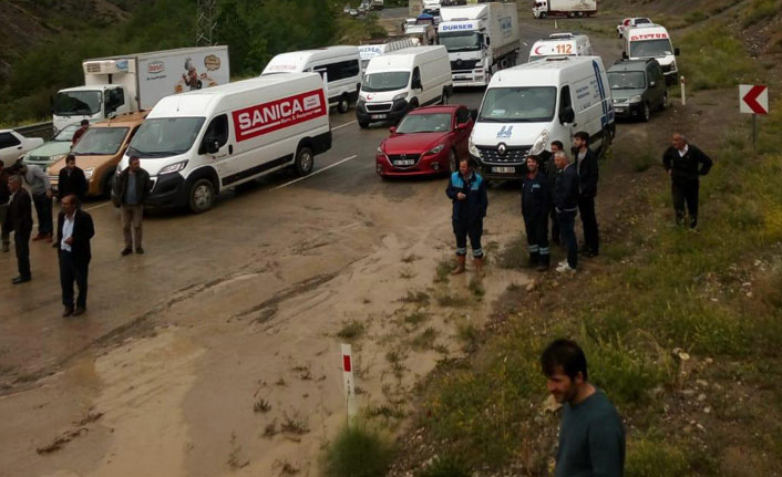 Tortum-Artvin karayolu selden kapandı