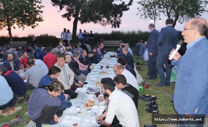 Ayasofya Camisi’nin bahçesinde yer sofrasında iftar