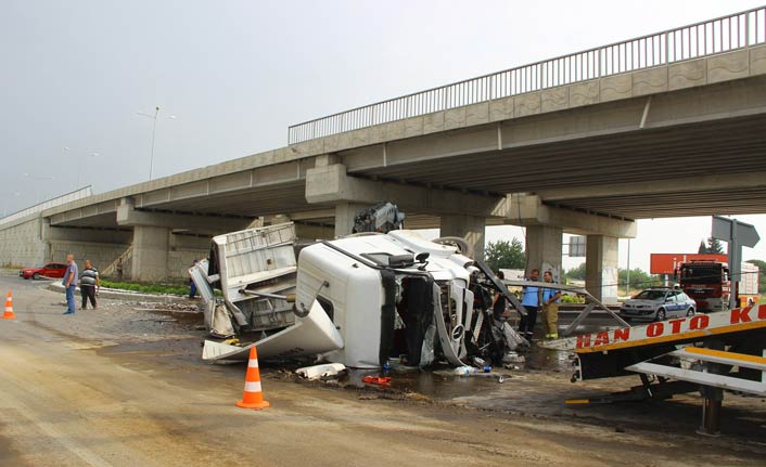 Lastiği patlayan tır köprülü kavşaktan uçtu: 1 yaralı