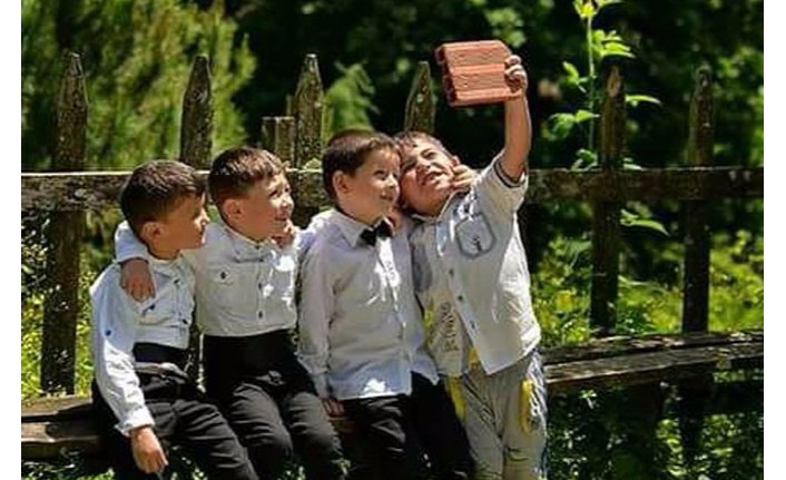 Öğrencilerin tuğla ile selfiesi 