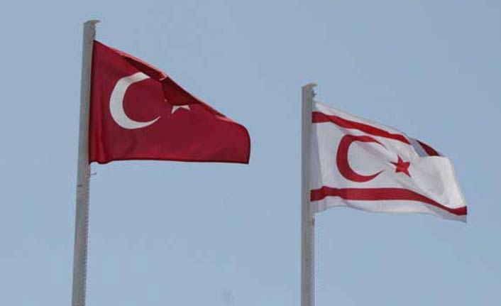 Türkiye ve KKTC bayraklarını indirmek isteyen 2 kişi yakalandı