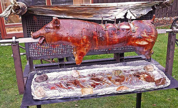 Büyük ahlaksızlık! Cami önünde domuz çevirme...