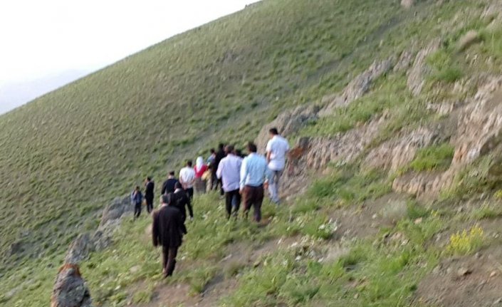 Uçkun toplamaya gittiler uçurumdan düştüler