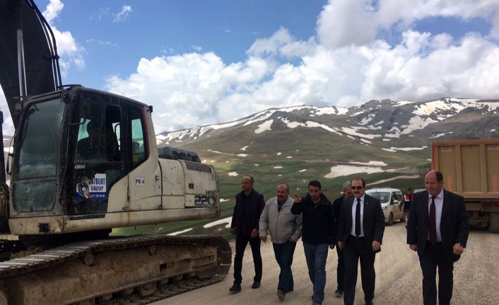 Vali Pehlivan devam eden yol çalışmalarını inceledi 